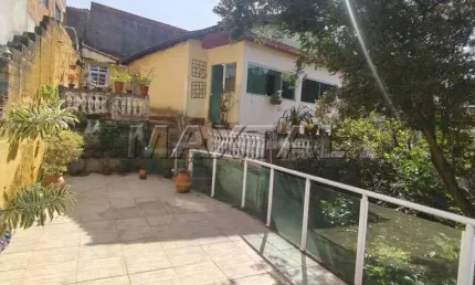 Casa à venda com terreno de 336m², 2 quartos, sala, cozinha 2 banheiros, 1 vaga e sacada envidraçada