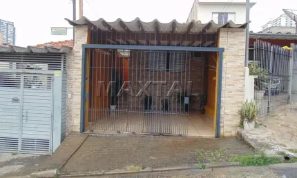 Casa com 2 vagas de garagem, 100m², 3 quartos 1 suíte, 2 banheiros, quintal e área de serviço.