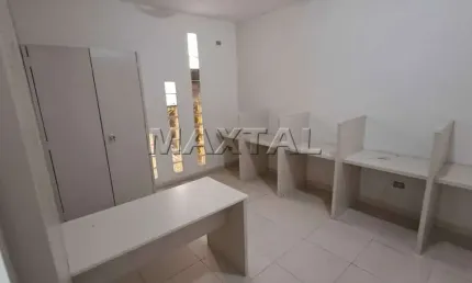 Sala comercial com 60m², toda em piso frio, 2 salas amplas, 3 banheiros, copa cozinha e terraço