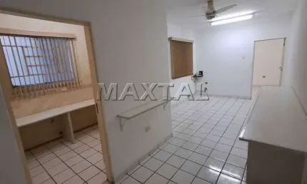 Sala comercial com 60m², toda em piso frio, 2 salas amplas, 2 banheiros, copa cozinha.