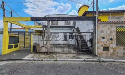 Casa à venda com 198m², 5 quartos, 1 suíte, 3 banheiros 2 vagas de garagem.