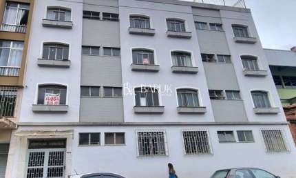 Centro, quarto e sala todo reformado, um lance de escadas, excelente localização.