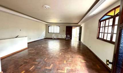 Democrata, casa triplex, 6 quartos, 5 vagas, vista livre para cidade, oportunidade. Venha conferir!!!
