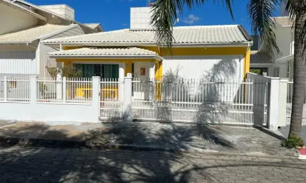 Casa com 4 quartos na praia de fora. conforto, beleza e espaço,