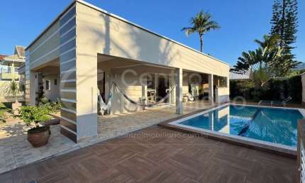 CASA à venda com piscina e 3 quartos em Peruíbe, no bairro Jardim Ribamar