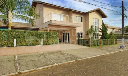 Casa à venda com piscina e 3 quartos em peruíbe, no bairro jd tres marias