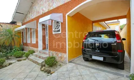CASA à venda com 2 quartos em Peruíbe, no bairro Centro