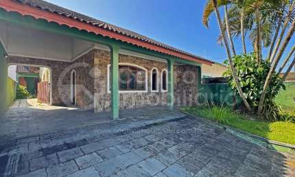 CASA à venda com 3 quartos em Peruíbe, no bairro Parque Balneario Oasis