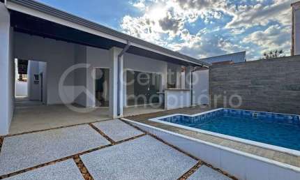 CASA à venda com piscina e 3 quartos em Peruíbe, no bairro Parque Balneario Oasis