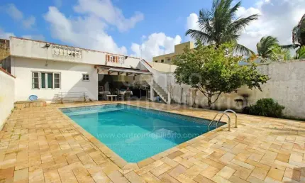 CASA à venda com piscina e 3 quartos em Peruíbe, no bairro Centro