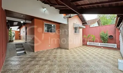 CASA à venda com 2 quartos em Peruíbe, no bairro Centro