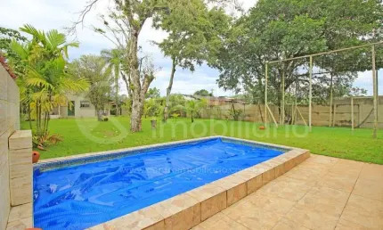 CASA à venda com piscina e 4 quartos em Peruíbe, no bairro Leão Novaes