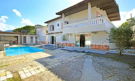 CASA à venda com piscina e 4 quartos em Peruíbe, no bairro Centro