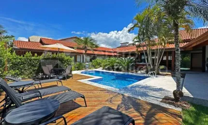 Casa à venda com piscina e 6 quartos em peruíbe, no bairro bougainvillee iii