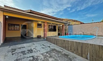 CASA à venda com piscina e 2 quartos em Peruíbe, no bairro Belmira Novaes