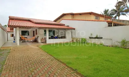 CASA à venda com 2 quartos em Peruíbe, no bairro Maria H Novaes