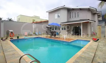 CASA à venda com piscina e 4 quartos em Peruíbe, no bairro Centro