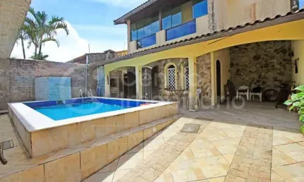 CASA à venda com piscina e 4 quartos em Peruíbe, no bairro Jardim Três Marias