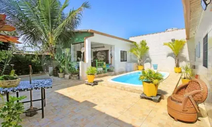 CASA à venda com piscina e 3 quartos em Peruíbe, no bairro Jd Caraminguava