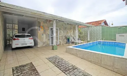 CASA à venda com piscina e 3 quartos em Peruíbe, no bairro Balneario Florida