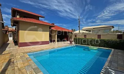 CASA à venda com piscina e 3 quartos em Peruíbe, no bairro Parque Balneario Oasis