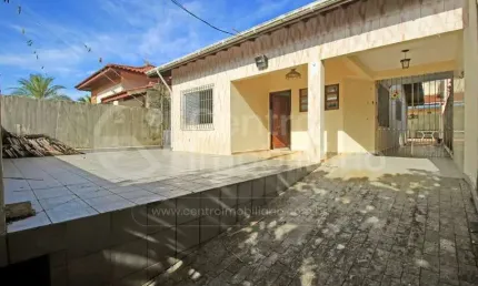 CASA à venda com piscina e 2 quartos em Peruíbe, no bairro Balneario Barra de Jangada