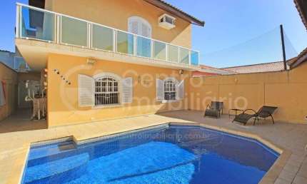 CASA à venda com piscina e 3 quartos em Peruíbe, no bairro Jardim Marcia