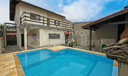 CASA à venda com piscina e 3 quartos em Peruíbe, no bairro Balneário Casa Blanca