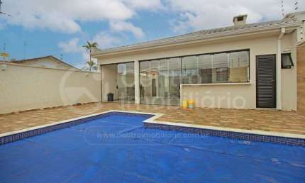 CASA à venda com piscina e 3 quartos em Peruíbe, no bairro Jardim Marcia