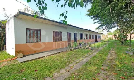CASA à venda com 4 quartos em Peruíbe, no bairro Leão Novaes