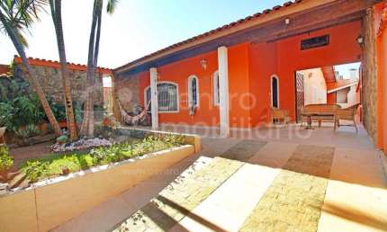 CASA à venda com piscina e 3 quartos em Peruíbe, no bairro Jardim Três Marias