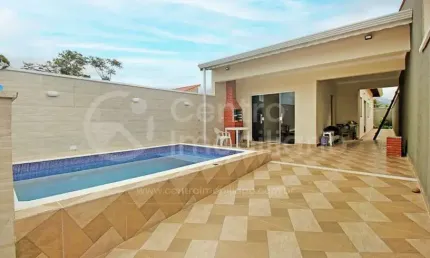 Casa à venda com piscina e 2 quartos em peruíbe, no bairro estancia dos eucaliptos