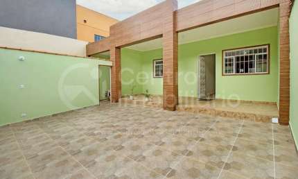 CASA à venda com piscina e 2 quartos em Peruíbe, no bairro Centro
