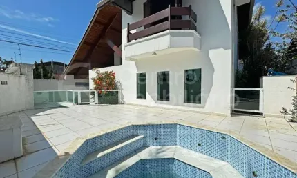 CASA à venda com piscina e 4 quartos em Peruíbe, no bairro Centro