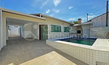 CASA à venda com piscina e 3 quartos em Peruíbe, no bairro Balneario Sao Joao Batista