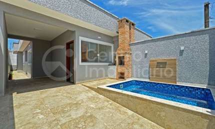 CASA à venda com piscina e 2 quartos em Peruíbe, no bairro Balneario Sao Joao Batista