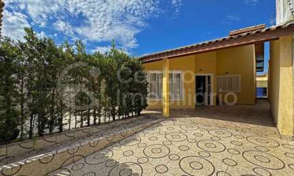 CASA à venda com piscina e 3 quartos em Peruíbe, no bairro Parque Balneario Oasis