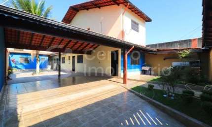 CASA à venda com 4 quartos em Peruíbe, no bairro Belmira Novaes