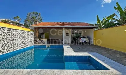 CASA à venda com piscina e 3 quartos em Peruíbe, no bairro Maria H Novaes