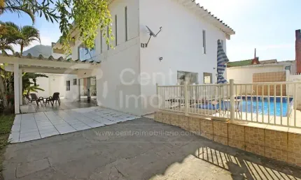 CASA à venda com piscina e 4 quartos em Peruíbe, no bairro Centro
