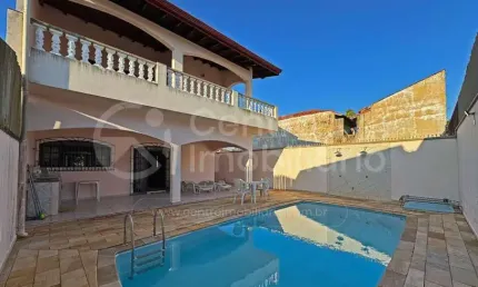 CASA à venda com piscina e 2 quartos em Peruíbe, no bairro Jardim Três Marias