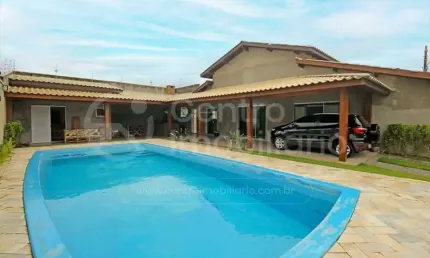 CASA à venda com piscina e 4 quartos em Peruíbe, no bairro Balneario Florida