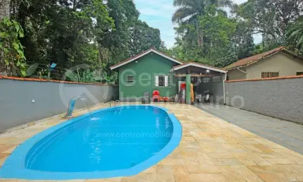 CASA à venda com piscina e 2 quartos em Peruíbe, no bairro Quinta do Guarau