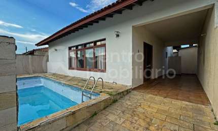 CASA à venda com piscina e 3 quartos em Peruíbe, no bairro Parque Turistico