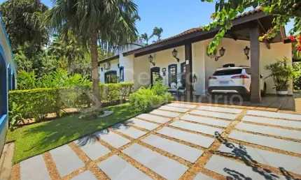 CASA à venda com piscina e 4 quartos em Peruíbe, no bairro Centro