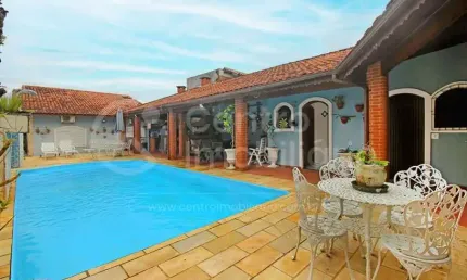 CASA à venda com piscina e 3 quartos em Peruíbe, no bairro Parque Balneario Oasis