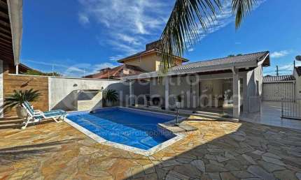 CASA à venda com piscina e 3 quartos em Peruíbe, no bairro Cidade Nova Peruíbe