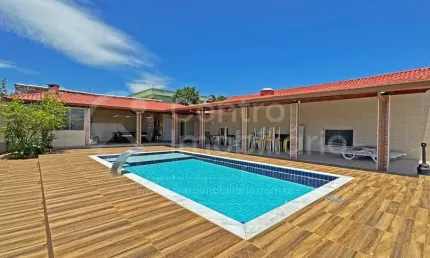 Casa à venda com piscina e 3 quartos em peruíbe, no bairro jardim peruibe