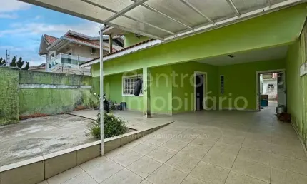 CASA à venda com 3 quartos em Peruíbe, no bairro Jardim Icaraiba