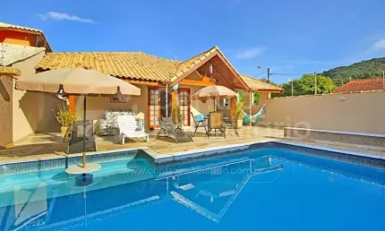 CASA à venda com piscina e 3 quartos em Peruíbe, no bairro Guarau